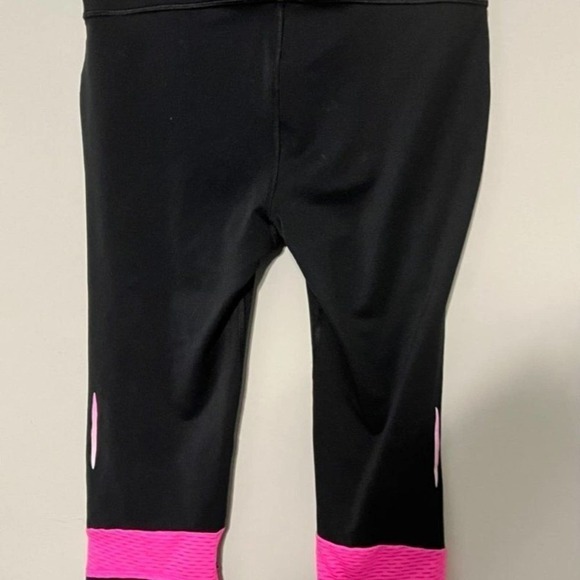 UNDER Armour Fly-by Capri Leggings - black and‎ pink size Medium - Picture 3 of 4
